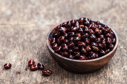 Bowl of cooked black beans.